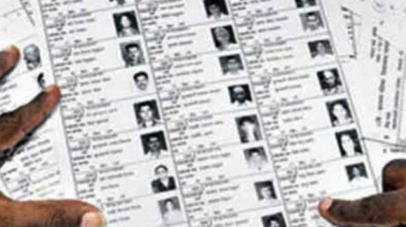 Voters suffice when searching for names in the list | सटाण्यात यादीत नाव शोधतांना मतदारांची दमछाक
