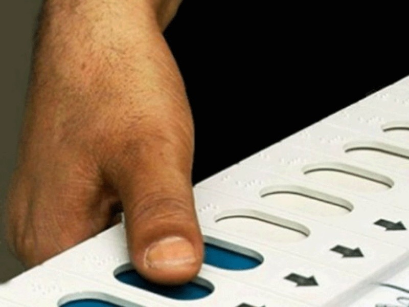 Maharashtra Election 2019 : Line cross of One hundred meters rule on polling booth | महाराष्ट्र निवडणूक २०१९ : मतदान केंद्राच्या परिसरातील शंभर मीटरची ' लक्ष्मणरेषा ' धाब्यावर