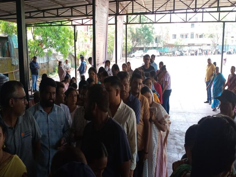 10 percent polling in second phase in Pune The total voter turnout was 16.16 percent | पुण्यात दुसऱ्या टप्प्यात १० टक्के मतदान; एकूण १६.१६ टक्के मतदान, उमेदवारांनी बजावला हक्क