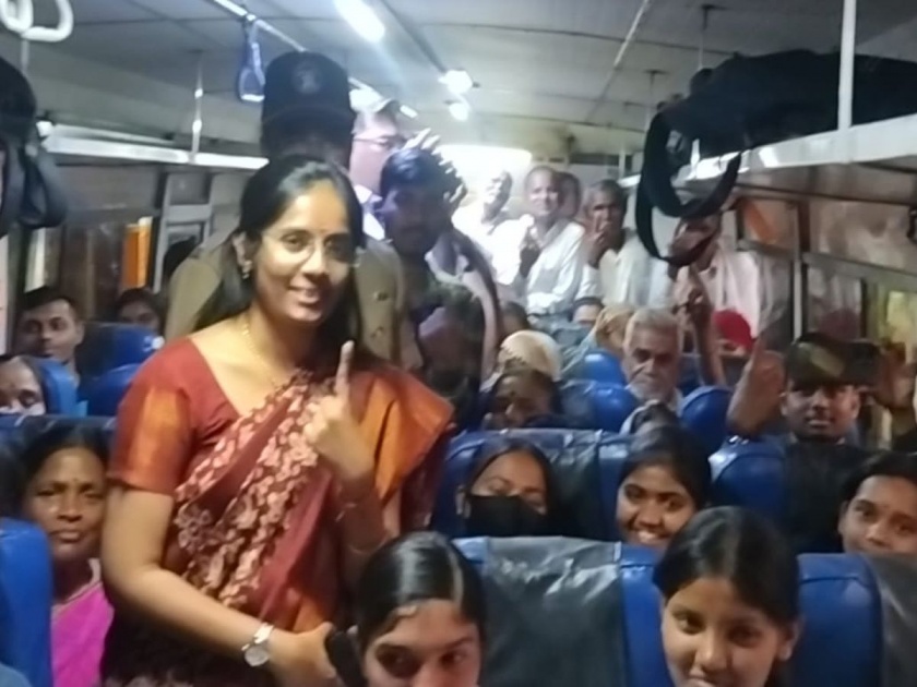 Akola: Zilla Parishad 'CEO' conducted voter awareness in the bus! Interaction with passengers | Akola: जिल्हा परिषद ‘सीइओं’नी बसमध्ये केली मतदार जागृती! प्रवाशांसोबत साधला संवाद