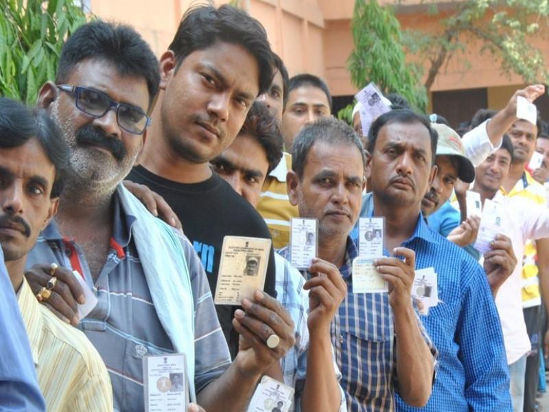 If there is no voting card, one of the 12 identity cards will be accepted, Collector Dr. Suhas Diwase's information | वोटिंग कार्ड नसल्यास १२ पैकी एक ओळखपत्र ग्राह्य धरणार, जिल्हाधिकारी डॉ. सुहास दिवसे यांची माहिती