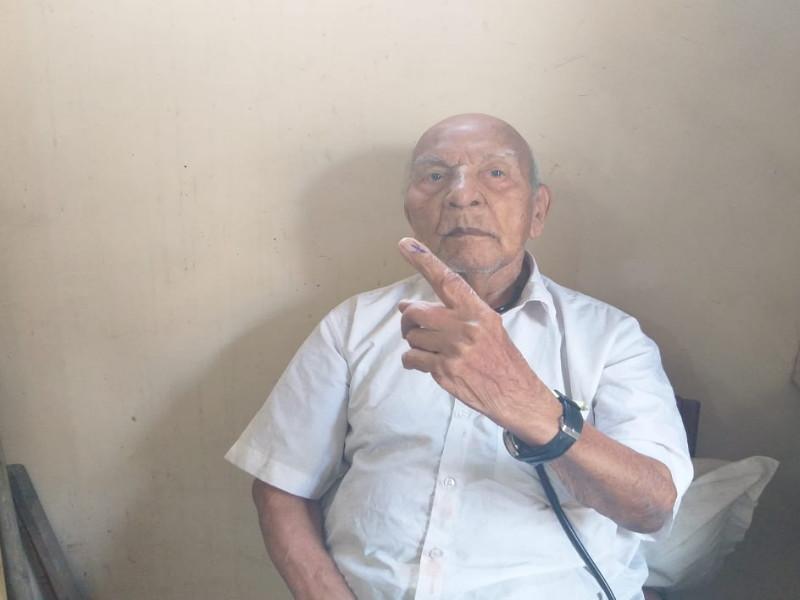 105 years dr. ghatpande who voting from the first Lok Sabha | पहिल्या लोकसभेपासून मतदान करणाऱ्या १०५ वर्षांच्या डॉ घाटपांडे यांनी केले मतदानाचे आवाहन  
