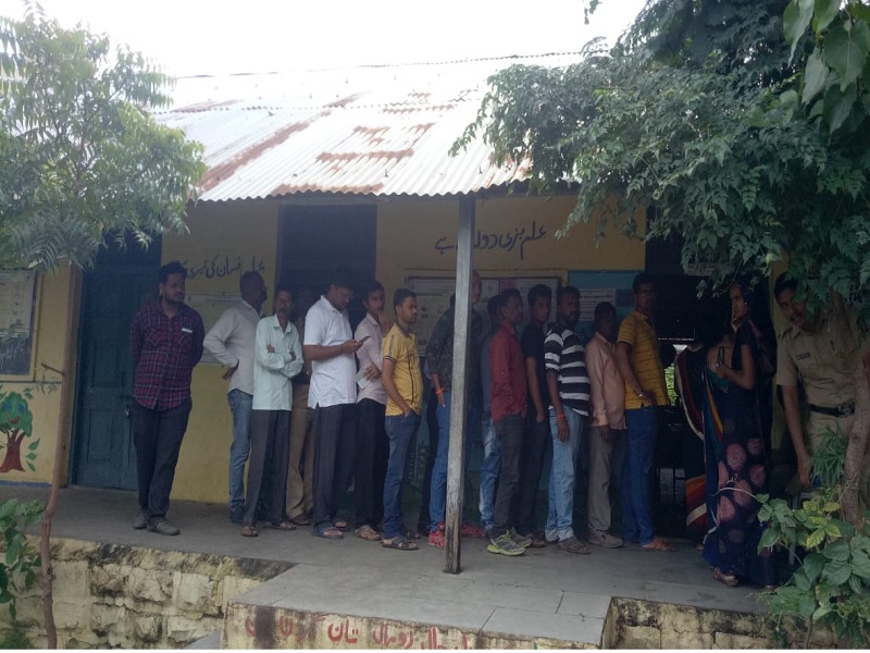 Maharashtra Election 2019 : Rain, muddy roads obstruct voting; In Aurangabad district, only 5 percent of the vote is done in 5 hours | Maharashtra Election 2019 : ढगाळ वातावरण, चिखलमय रस्त्यांचा मतदानात अडथळा; औरंगाबाद जिल्ह्यात ४ तासात केवळ १३ टक्के मतदान   