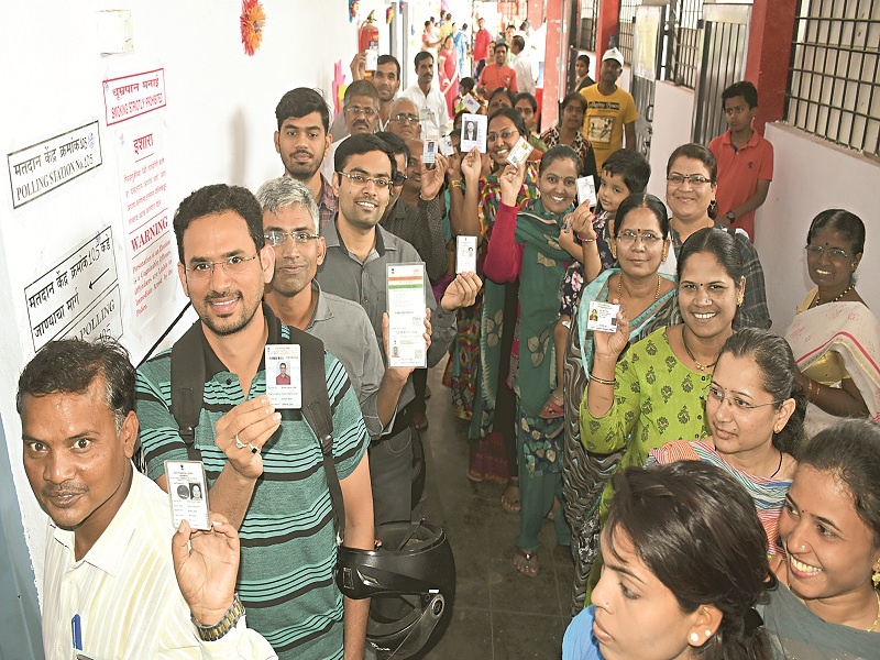 Maharashtra Election 2019: Aurangabad West: New voters queue up and vote | Maharashtra Election 2019 : औरंगाबाद पश्चिम : नवमतदारांनी रांगा लावून उत्साहात केले मतदान 