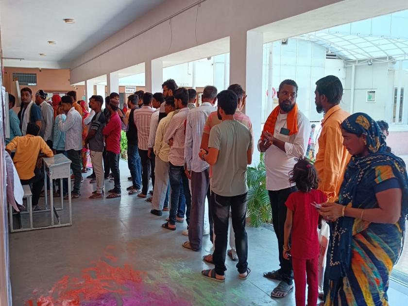 Queues of voters in Jalna; 21.35 percent polling till 11 am | जालन्यात मतदारांच्या रांगा; सकाळी ११ वाजेपर्यंत २१.३५ टक्के मतदान