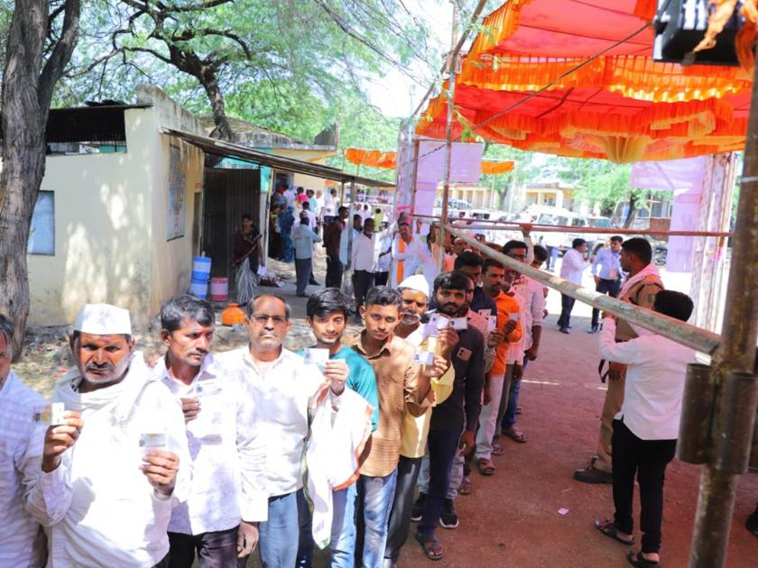 Latur's voter turnout increased; 12 lakh 37 thousand 355 voters exercised their right | लातूरच्या मतदानाचा टक्का वाढला; १२ लाख ३७ हजार ३५५ मतदारांनी बजावला हक्क
