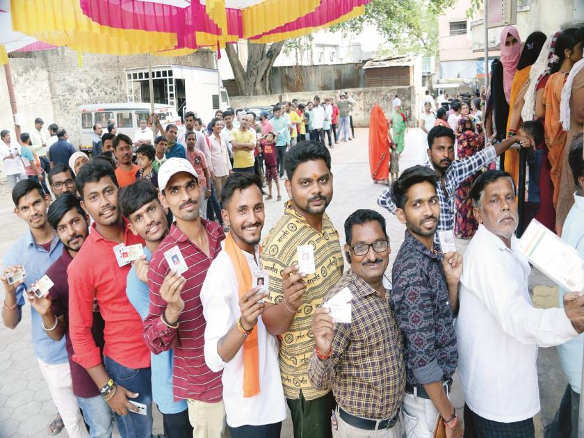 Record-breaking turnout in Aurangabad low, Beed, Jalna; Fate of veteran candidates 'EVM' off | औरंगाबादमध्ये कमी तर बीड, जालन्यात रेकॉर्डब्रेक मतदान; फायनल टक्केवारी झाली जाहीर