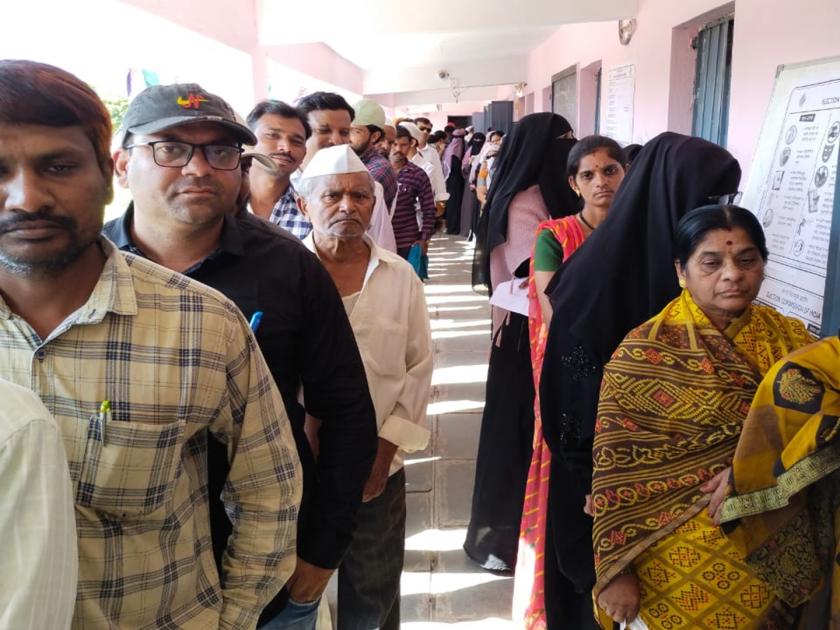 High voltage contest in Osmanabad but polling slow, 14 per cent votes till 11 am | उस्मानाबादेत हायव्होल्टेज लढत, ११ वाजेपर्यंत केवळ १७ टक्के मतदान
