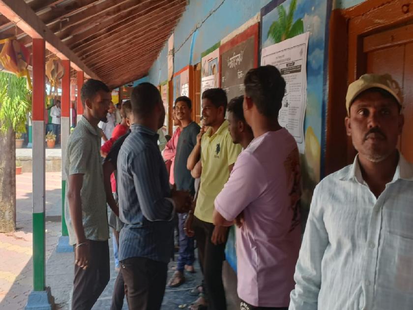 Doubts among voters due to beep sound at some polling stations in Sangli | सांगलीतील काही मतदान केंद्रांवर बीप आवाजावरुन मतदारांमध्ये शंका-कुशंका 