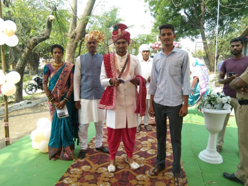 Chandrapur groom voted before his marriage enthusiastic response to voting in Chandrapur lok sabha election 2024 voting | चंद्रपूर : बोहल्यावर चढण्यापूर्वी नावरदेवाने केले मतदान, चंद्रपुरात मतदानाला उत्स्फुर्त प्रतिसाद