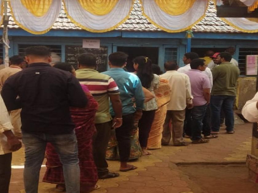 an old man died of a heart attack while standing in the polling queue In Kolhapur | कोल्हापुरात मतदानाच्या रांगेतच वृद्धाचा हृदयविकाराने मृत्यू, कार्यकर्त्यांची तारांबळ