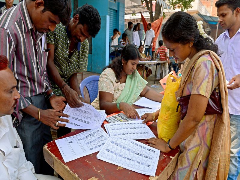 In the electoral roll, the records of very few voters named Maharashtra, Hindu | मतदारयादीत चक्क महाराष्ट्र, हिंदू नावाच्या मतदारांची नोंद