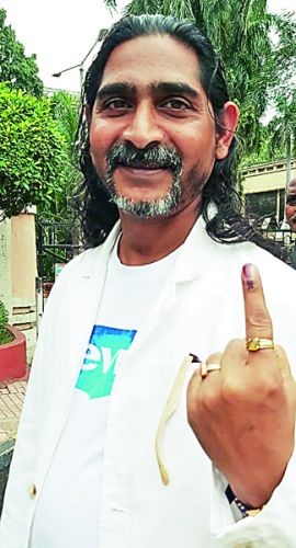 Maharashtra Assembly Election 2019: Mai Guruji comes from Italy to vote | Maharashtra Assembly Election 2019 : मतदानासाठी इटलीहून आले माई गुरुजी 