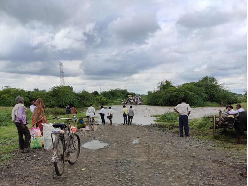 Maharashtra Election 2019 : Flooding of the Lendi River disrupts voting; 12 villages lost contact | Maharashtra Election 2019 :लेंडी नदीला पूर आल्याने मतदारांना करावी लागत आहे कसरत; १२ गावांचा संपर्क तुटला