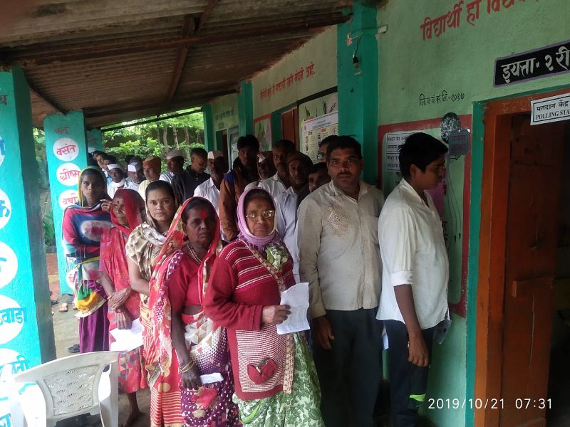 Nashik district polls five and a half percent in the first two hours | नाशिक जिल्ह्यात पहिल्या दोन तासात साडे पाच टक्के मतदान