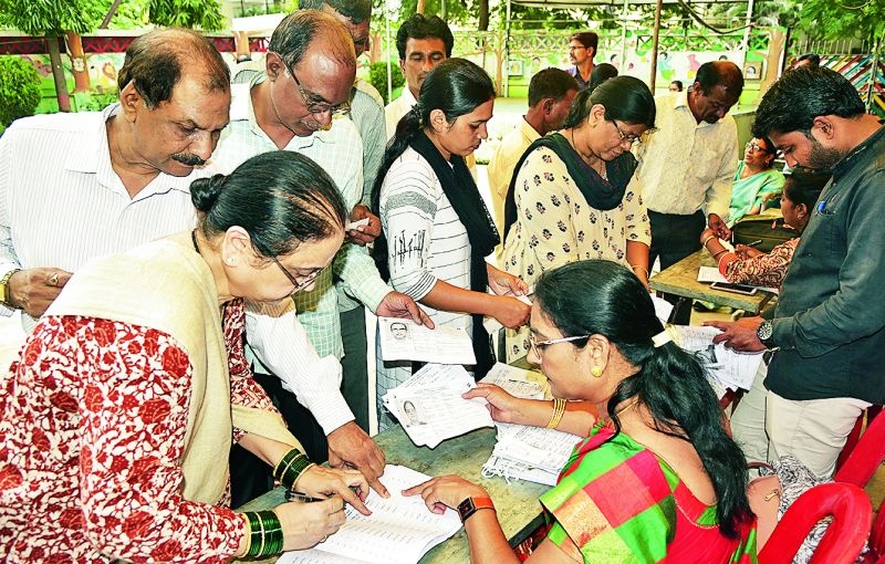 Maharashtra Assembly Election 2019 : South-West Nagpur: Decrease in 'hyprofile' constituency: voting 50.37% | Maharashtra Assembly Election 2019 : दक्षिण- पश्चिम नागपूर  : ‘हायप्रोफाईल’ मतदारसंघातच घट : मतदान ५०.३७%