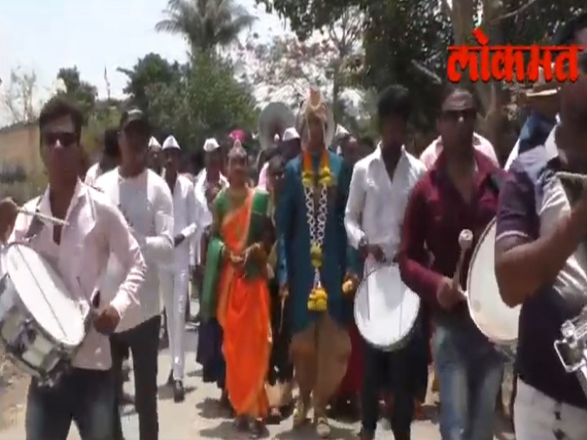VIDEO: newly married couple Cast their Vote in Badlapur | VIDEO : बदलापूरमध्ये लग्नाची वरात, मतदान केंद्राच्या दारात, वधु-वराने बजावला मतदानाचा हक्क