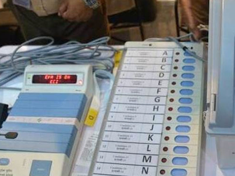 Technical failure in EVMs; Voters had to wait in Amravati, Akola, Wardhya, Lok Sabha Election 2024 | राज्यात ठिकठिकाणी ईव्हीएममध्ये तांत्रिक बिघाड; अधिकाऱ्यांची धावपळ, मतदार रांगेत ताटकळले