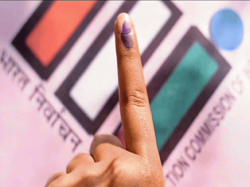 The incident at Gadchiroli polling booth someone else vote because of similarity in name | नावातील साम्यामुळे दुसऱ्यानेच केले मतदान, गडचिराेलीच्या मतदान केंद्रावरची घटना