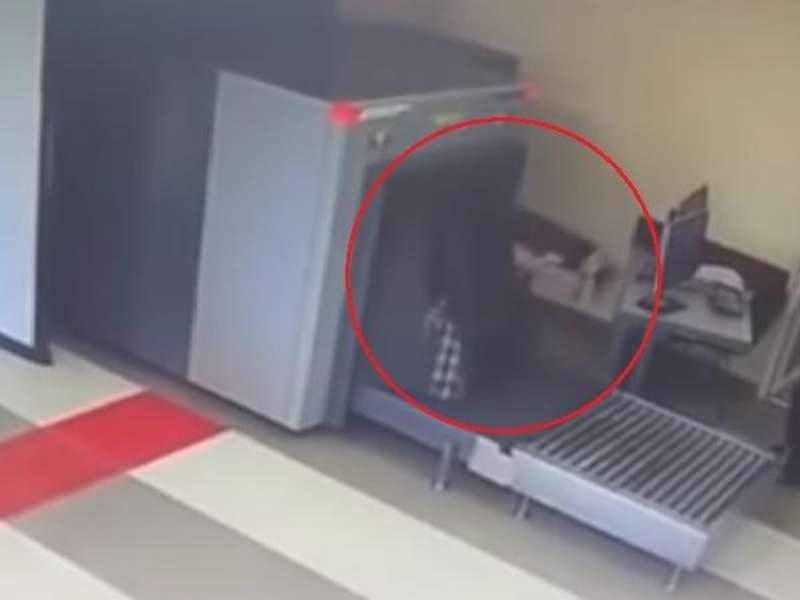 Video: messy traveler ... in the X-ray scanner at the airport. | Video : गोंधळलेला प्रवासी.... विमानतळावरील X-ray स्कॅनरमध्ये बॅगसह चक्क तोही शिरला