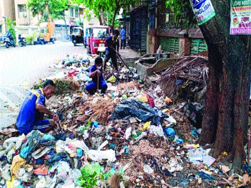 Cleanliness workers are forced to do the trash classification | कचऱ्याच्या वर्गीकरणासाठी सफाई कामगारांना जुंपले