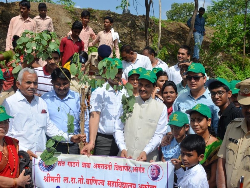  As a social obligation, each one should plant a tree - Guardian Minister Dr. Appeal to Ranjit Patil | सामाजिक दायित्व म्हणून प्रत्येकाने एक वृक्ष लावावा - पालकमंत्री डॉ. रणजीत पाटील यांचे आवाहन  