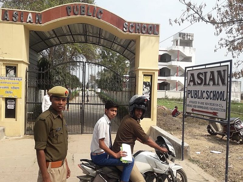 Late to the student for the exam, police rushed to the aid of the bike in varanasi MMG | परीक्षेसाठी विद्यार्थी झाला लेट, मदतीला पोलीसच धावून आले थेट