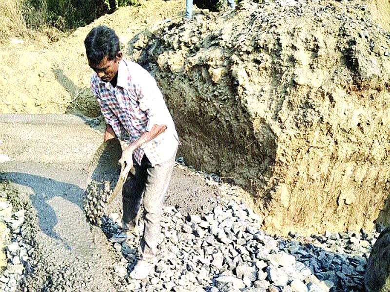  Kudus-Chinchghar road work degraded? | कुडूस-चिंचघर रस्त्याचे काम निकृष्ट?