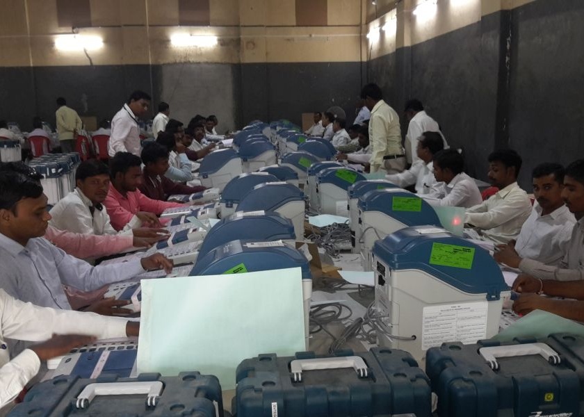 Polling on 158 VVPAT machines in Bhusawal in two days | भुसावळ येथे दोन दिवसात १५८ व्हीव्हीपॅट मशीनवर मतदान तपासणी