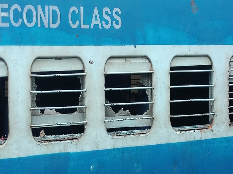 Maharashtra Bandh: Stone pelting on Tirupati Express near Nanded, 7 trains canceled | Maharashtra Bandh : नांदेडनजीक तिरूपती एक्स्प्रेसवर दगडफेक; विभागातील ११ रेल्वेगाड्या रद्द