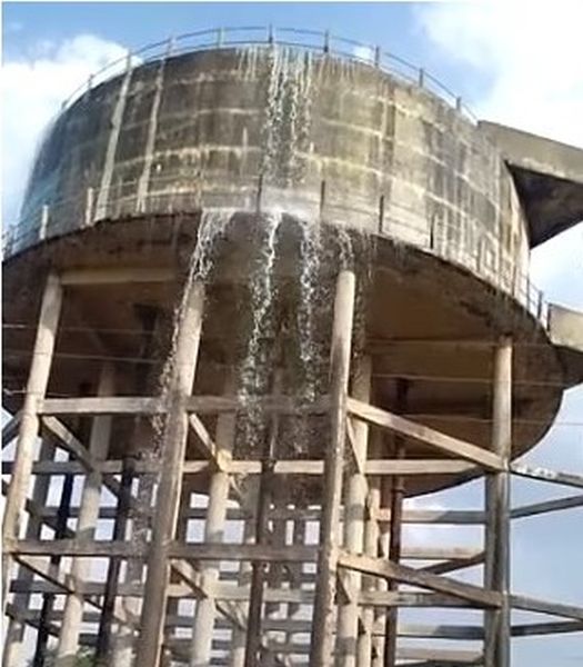 There is no drinking water for the citizens here, but the tank overflows there; View from Yavatmal | इकडे प्यायला पाणी नाही, तिकडे टाकी मात्र ओव्हर फ्लो; यवतमाळमधले दृष्य
