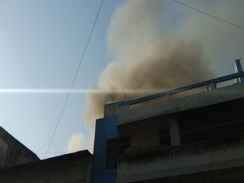 A fire in the godown at Pune, two family materials destried | पुण्यात मंडई येथे गोदामाला आग, दोन संसार उध्वस्त 