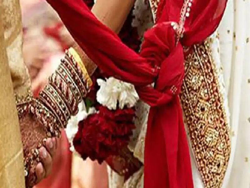 Success of Avni Sanstha in preventing child marriage at Wadange in Kolhapur district | दुपारी अक्षताचा मुहूर्त... पै-पाहुणेही जमले, तोपर्यंत कळालं मुलगी...