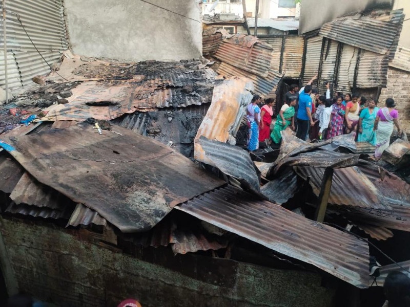 Rs. 5,000 check and materials of food is give to victims of Vadarwadi fire family | वडारवाडीतील जळीतग्रस्तांना सरकारची ५ हजार रुपये व कोरड्या शिध्याची तातडीची मदत