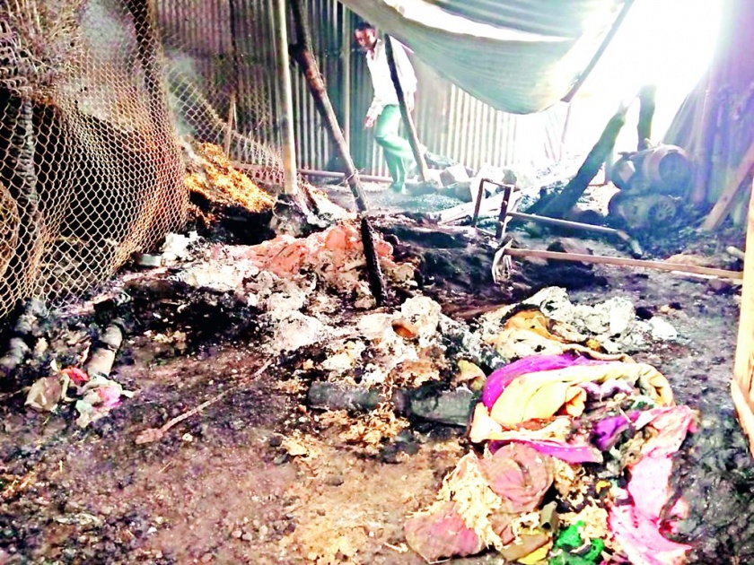 The farm house was burnt in the fire at Wade in Bhadgaon taluka | भडगाव तालुक्यातील वाडे येथे शेतातील पत्र्याचे घर आगीत जळून खाक