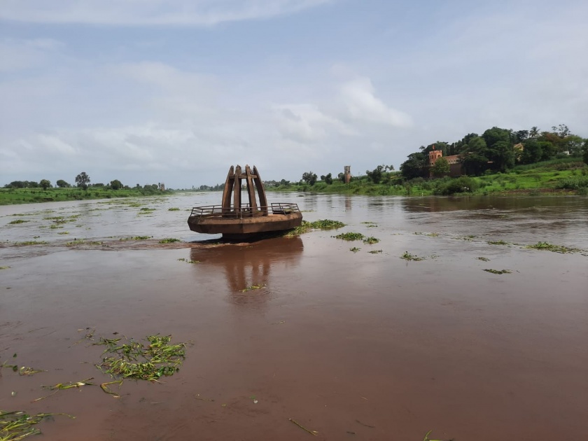 Increase in water level of Krishna-Panchganga rivers at Shri Kshetra Nrusinhwadi | श्री क्षेत्र नृसिंहवाडी येथील संगमावरील संगम मंदिराला पाण्याने वेढा 