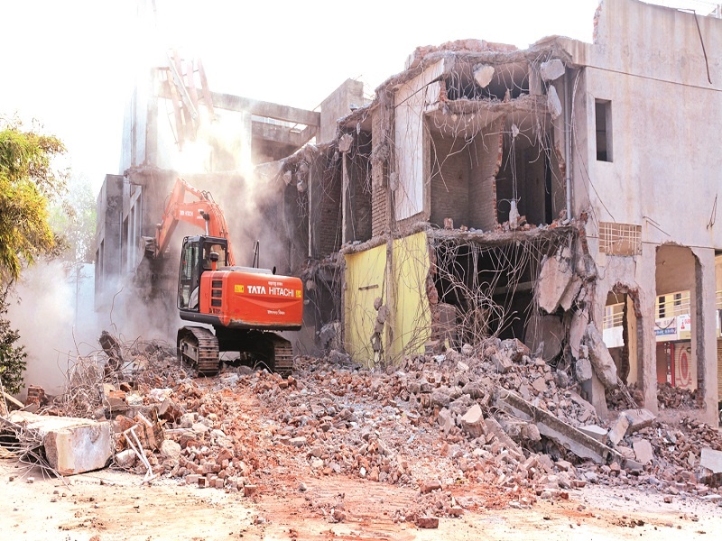 The 'That' building in Wadia Park was finally demolished | अहमदनगरच्या वाडिया पार्कमधील ‘ती’ इमारत अखेर जमिनदोस्त
