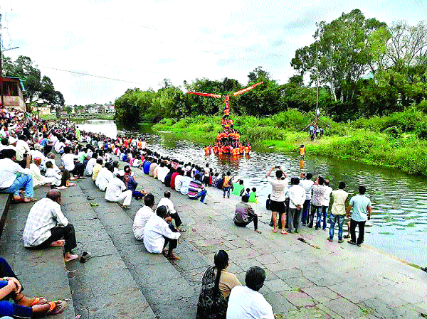 Gopal swept the Dahi Handi in the water of Krishna | कृष्णेच्या पाण्यात गोपाळांनी फोडली दहीहंडी
