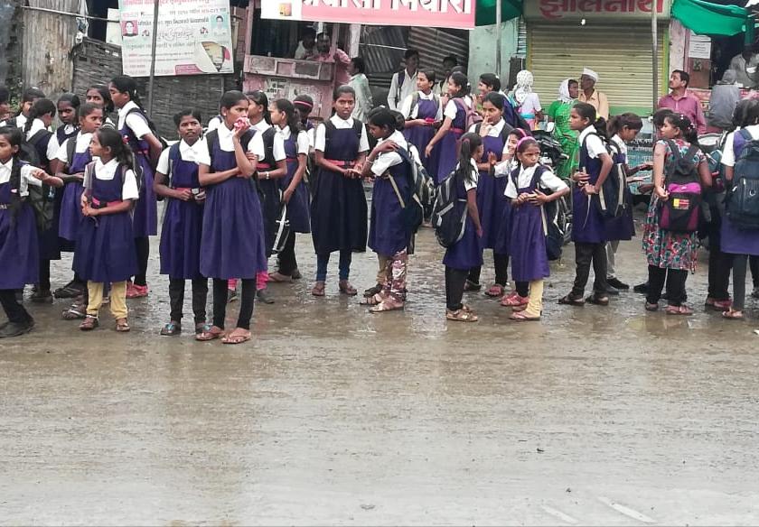 Students wait for the bus in rain | भर पावसात विद्यार्थ्यांना करावी लागतेय बसची प्रतिक्षा
