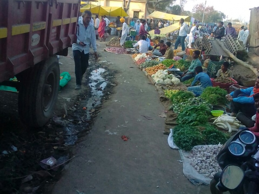 Vegetable market of village has various problems | गैरसोयीत अडकला वाकद येथील भाजीबाजार : बाजारातच सांडपाणी; ओट्यांचा वापरच नाही