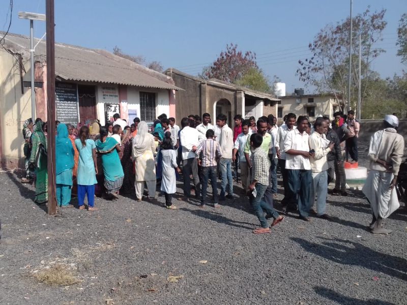 Development works at Wakad; Villagers locked the Gram Panchayat office | वाकद येथे विकास कामे ठप्प; ग्रामस्थांनी ठोकले ग्रामपंचायत कार्यालयाला कुलूप