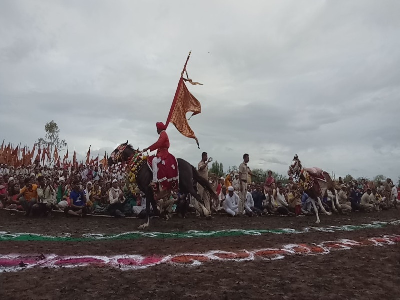 Pandharpur Wadi 2019: Varun Raja's grace on the Rally of Mauli | पंढरपूर वारी २०१९ : माऊलींच्या रिंगण सोहळ्यावर वरुणराजाची कृपादृष्टी
