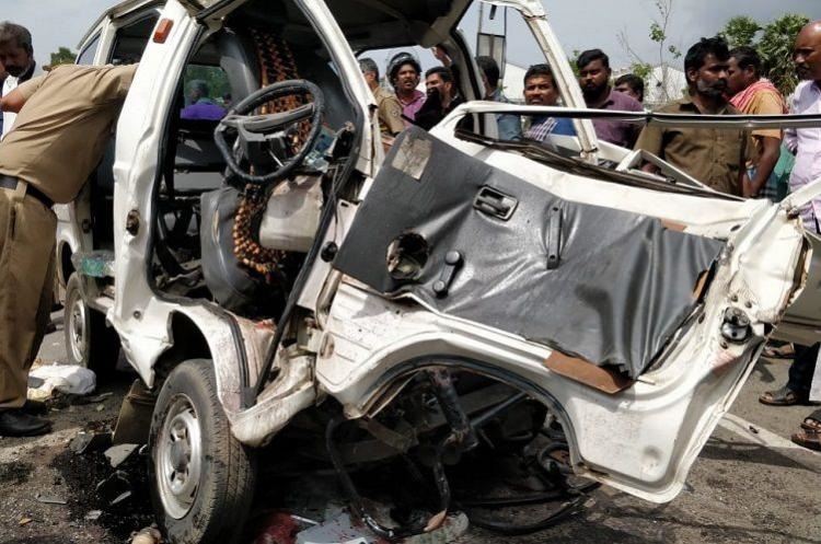 Head-on collision of a truck-car; Three killed, 13 injured; Incident near Sangola | धक्कादायक; मालट्रक-कारची समोरासमोर धडक; तिघे जागीच ठार, १३ जण जखमी