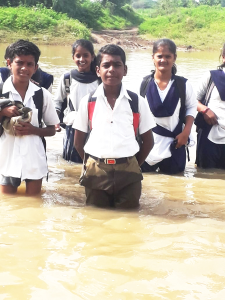 When the river gets water, children from Jadhav Vasti reach the school | नदीला पाणी आल्यावर जाधव वस्तीमधील मुले पोहूनच गाठतात शाळा