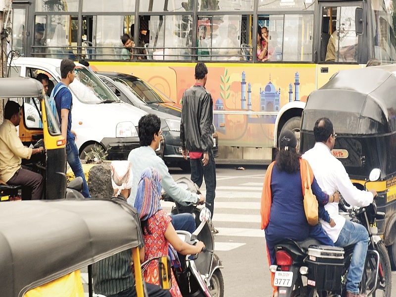 pedestrians life in danger in every chowk of Aurangabad city; Pedestrian neglected in traffic planning | चौकाचौकांत पादचाऱ्यांचा जीव मुठीत; वाहतुकीच्या नियोजनात पादचारी दुर्लक्षित