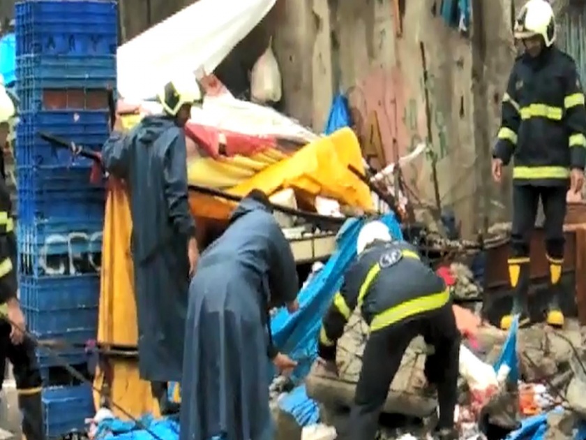 The wall collapsed in Dadar full market; Three injured | Video : दादर फुल मार्केटमध्ये भिंत कोसळली; तीनजण जखमी 