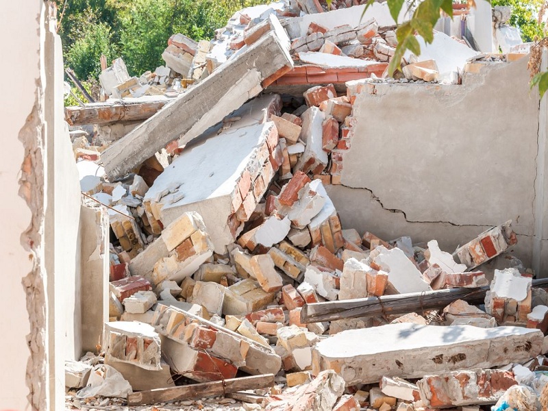 Two people died when a wall of a two-storied building under construction fell in Moshi | मोशीमध्ये बांधकाम सुरू असलेल्या दुमजली इमारतीची भिंत पडून दोघांचा मृत्यू