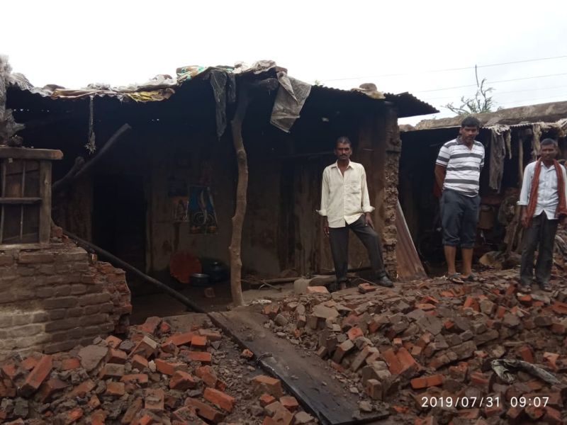 Wall collapse due to rain | संततधार पावसामुळे भिंत कोसळली