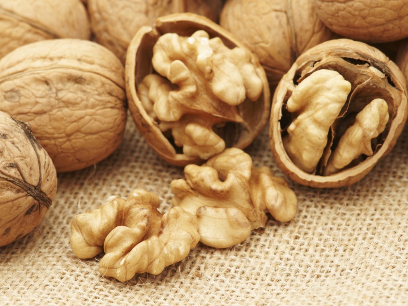 Benefits of eating walnut or akroad | रोज अक्रोड खाण्याचे आहेत अनेक फायदे; बिनधास्त करा आहारात समावेश