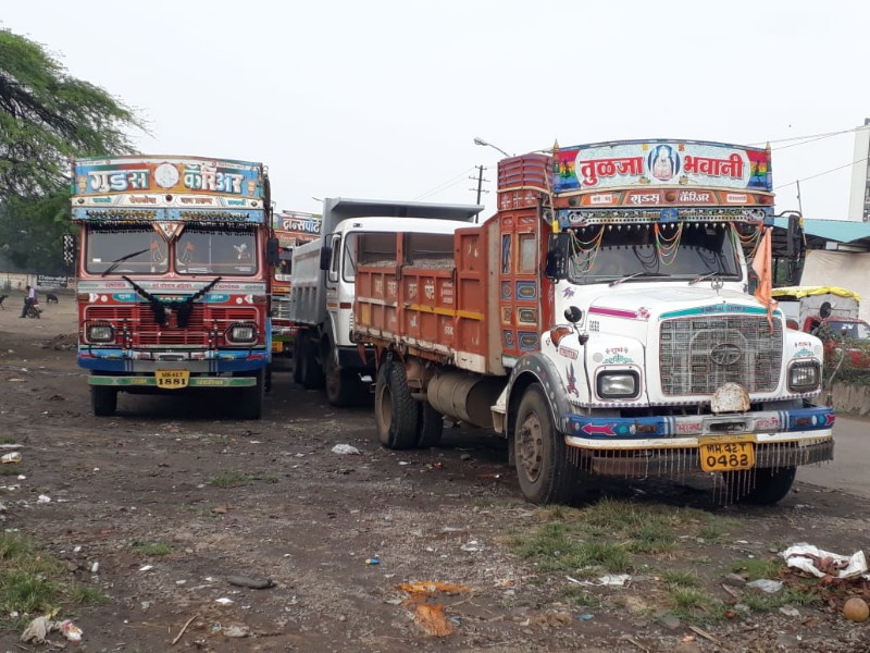 Loni Kalbhor Police in 'Action Mode'; Trucks and sand worth Rs 35 lakh 84 thousand were seized | लोणी काळभोर पोलीस 'अ‍ॅक्शन मोड'मध्ये; २३ ब्रास वाळू व ६ ट्रक असा एकूण ३५ लाख ८४ हजार हजारांचा मुद्देमाल ताब्यात 